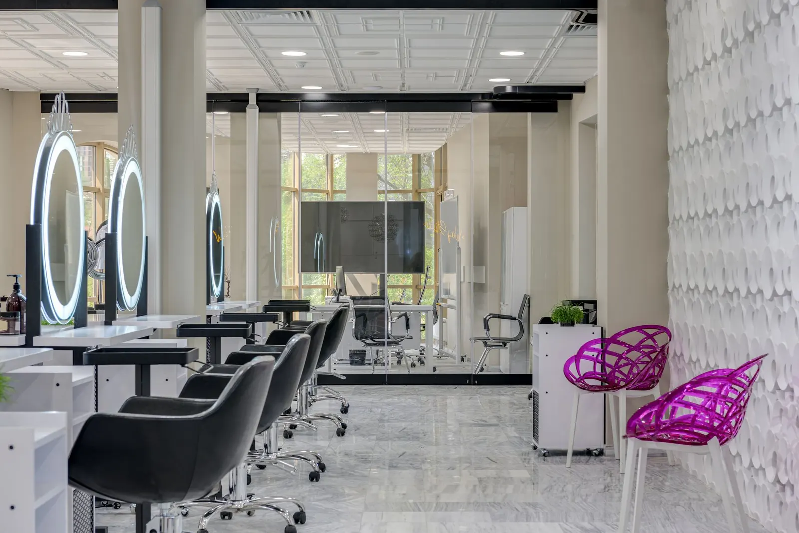 Espace coiffage contemporain du salon Kar Act Hair