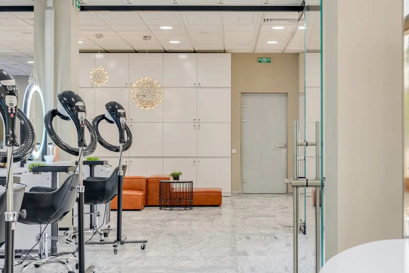Fauteuils et miroirs du salon Kar Act Hair