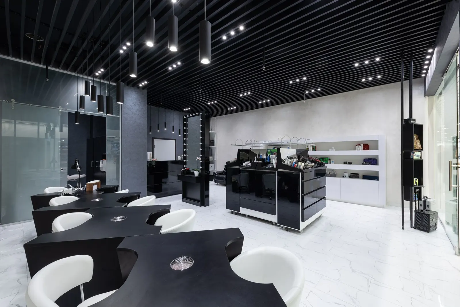 Sol et agencement du salon Kar Act Hair